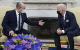 Le président américain Joe Biden rencontre le Premier ministre Naftali Bennett dans le bureau ovale de la Maison Blanche, le vendredi 27 août 2021, à Washington, DC. (Crédit : AP Photo/Evan Vucci)