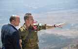 Le Premier ministre Naftali Bennett et le chef du Commandement du Nord de Tsahal, Amir Baram, visitant la frontière nord, le 3 août 2021. (Crédit : Kobi Gideon/GPO)