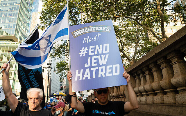 Des manifestants pro-israéliens manifestent à New York contre la marque Ben & Jerry's et son boycott des implantations, le 12 août 2021. (Crédit : Luke Tress/Flash90) Des manifestants pro-israéliens manifestent à New York contre la marque Ben & Jerry's et son boycott des implantations, le 12 août 2021. (Crédit : Luke Tress/Flash90)
