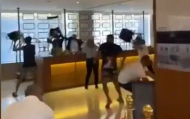 Les clients d'un hôtel se battent avec les employés à l'hôtel Herbert Samuel de Jérusalem, le 31 juillet 2021. (Capture d'écran)