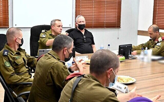 Illustration : Le ministre de la Défense, Benny Gantz, rencontre des officiers à la division militaire de Gaza, le 3 août 2021. (Ariel Hermoni/Ministère de la Défense)