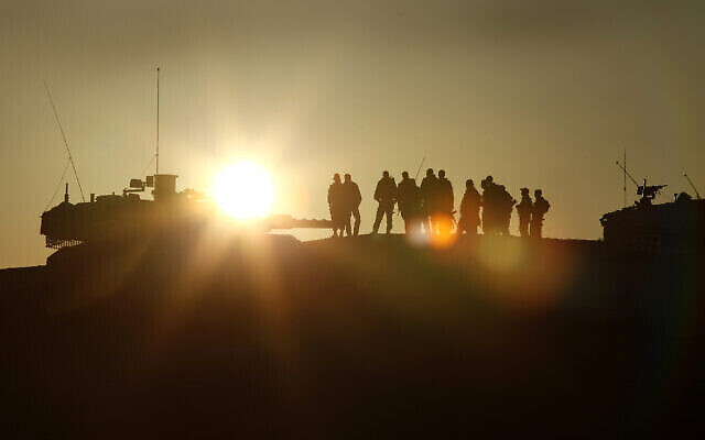 Des soldats israéliens de la brigade Givati de Tsahal assistent à un exercice militaire dans le sud du désert de Judée, le 6 juin 2012. (Moshe Shai/ FLASH90 /Flie) Des soldats israéliens de la brigade Givati de Tsahal assistent à un exercice militaire dans le sud du désert de Judée, le 6 juin 2012. (Moshe Shai/ FLASH90 /Flie)