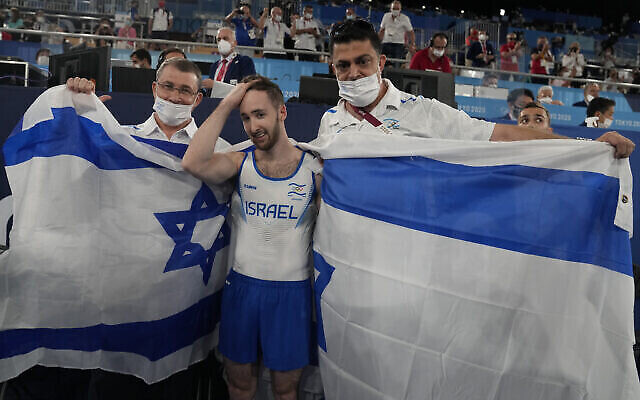 Artem Dolgopyat, d'Israël, célèbre après avoir remporté la médaille d'or à l'exercice au sol lors de la finale par appareil de la gymnastique artistique masculine aux Jeux olympiques d'été de 2020, dimanche 1er août 2021, à Tokyo. (AP Photo/Natacha Pisarenko)