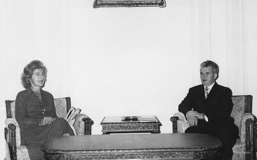 Hella Pick s'entretient avec le dictateur roumain Nicolae Ceausescu. (Courtoisie)