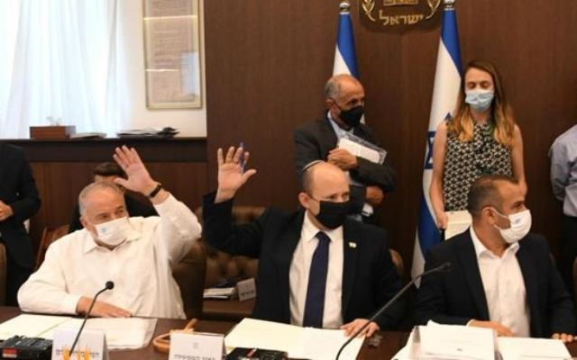 Réunion du cabinet pour approuver le budget public, le 2 août 2021. (Crédit : GPO/Amos Ben Gershom)