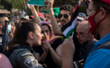 Des manifestants dans le quartier de Sheikh-Jarrah, à Jérusalem-Est, le 30 juillet 2021. (Crédit : Olivier Fitoussi/Flash90:)