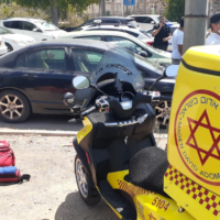 Illustration : Une ambulance de Magen David Adom devant une voiture dans laquelle un enfant de 6 ans est décédé; dans le conseil régional de Sdot Negev, le 31 août 2021. (Crédit : Magen David Adom)