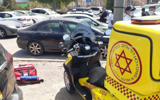 Illustration : Une ambulance de Magen David Adom devant une voiture dans laquelle un enfant de 6 ans est décédé; dans le conseil régional de Sdot Negev, le 31 août 2021. (Crédit : Magen David Adom)