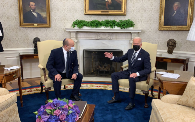 Le Premier ministre Naftali Bennett rencontre le président américain Joe Biden à la Maison Blanche, le 27 août 2021. (Crédit : GPO) Le Premier ministre Naftali Bennett rencontre le président américain Joe Biden à la Maison Blanche, le 27 août 2021. (Crédit : GPO)