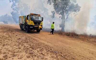 Des pompiers répondent à un incendie dans la forêt de Kissufim dans le sud d'Israël, le 23 août 2021 (Crédit : Moshe Baruchi/KKL)