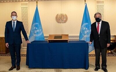 L'ambassadeur israélien aux Nations unies Gilad Erdan, à gauche, et le secrétaire-général de l'ONU Antonio Guterres, le 12 novembre 2020. (Crédit : UN Photo/Mark Garten)