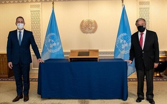 L'ambassadeur israélien aux Nations unies Gilad Erdan, à gauche, et le secrétaire-général de l'ONU Antonio Guterres, le 12 novembre 2020. (Crédit : UN Photo/Mark Garten)