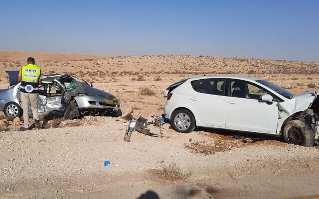 Un bénévole de la ZAKA sur la scène d'un accident de voiture meurtrier près de Miztpe Ramon dans le sud d'Israël, le 22 août 2021. (Crédit : ZAKA) Un bénévole de la ZAKA sur la scène d'un accident de voiture meurtrier près de Miztpe Ramon dans le sud d'Israël, le 22 août 2021. (Crédit : ZAKA)