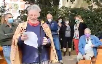 Le professeur Oded Goldreich s'exprime lors d'une « cérémonie alternative » de remise du prix Israël, le 11 avril 2021. (Capture d'écran)