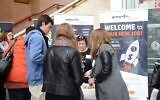 Des employés de JMRB Media recrutent de nouveaux employés lors d'un "salon de l'emploi multilingue en Israël" à Tel Aviv, le 29 janvier 2016 (capture d'écran Facebook).