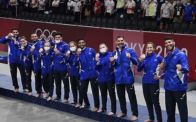 Les membres de l'équipe d'Israël posent avec leurs médailles de bronze après la cérémonie de remise des médailles de la compétition de judo par équipe aux Jeux olympiques d'été de 2020, le 31 juillet 2021, à Tokyo, au Japon. (Association olympique israélienne)