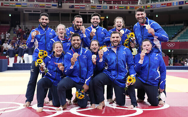 Les membres de l'équipe d'Israël posant avec leurs médailles de bronze après la cérémonie de remise des médailles de la compétition de judo par équipe aux Jeux olympiques d'été de 2020, à Tokyo, au Japon, le 31 juillet 2021. (Crédit : Thian/AP)