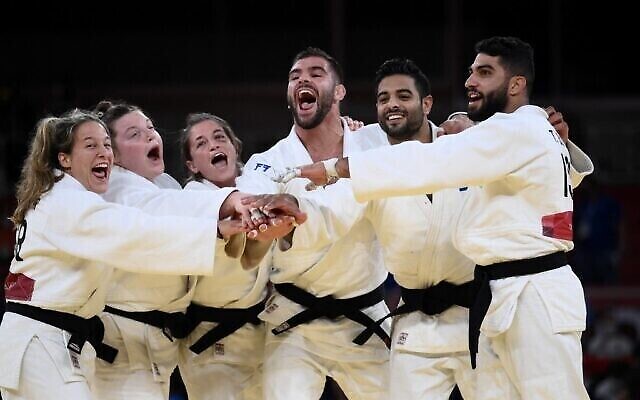 L'équipe d'Israël célèbre sa victoire dans le combat B pour la médaille de bronze de l'équipe mixte de judo contre la Russie lors des Jeux olympiques de Tokyo 2020 au Nippon Budokan de Tokyo, le 31 juillet 2021. (Photo par Franck FIFE / AFP)