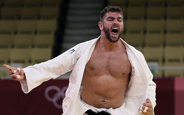 L'Israélien Peter Paltchik célèbre sa victoire sur le Russe Tamerlan Bashaev dans le combat B pour la médaille de bronze de l'équipe mixte de judo lors des Jeux olympiques de Tokyo 2020 au Nippon Budokan à Tokyo, le 31 juillet 2021. (Jack Guez/ AFP)