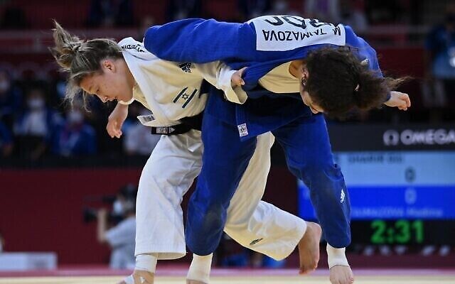 La Russe Madina Taimazova (bleu) et l'Israélienne Gili Sharir participent au combat B pour la médaille de bronze de l'équipe mixte de judo lors des Jeux olympiques de Tokyo 2020 au Nippon Budokan à Tokyo, le 31 juillet 2021. (Photo par Franck FIFE / AFP)