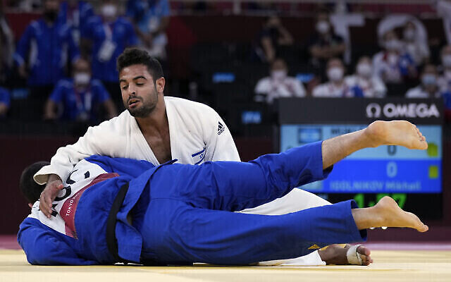 Sagi Muki d'Israël, en haut, et Mikhail Igolnikov du Comité olympique russe s'affrontent pendant leur match pour la médaille de bronze en compétition de judo par équipe aux Jeux olympiques d'été de 2020, samedi 31 juillet 2021, à Tokyo, au Japon. (AP Photo/Vincent Thian)