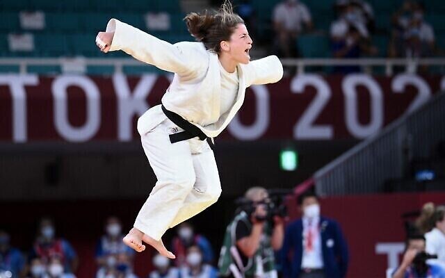 Timna Nelson Levy d'Israël célèbre la victoire du combat décisif lors du match B pour la médaille de bronze de l'équipe mixte de judo contre la Russie lors des Jeux olympiques de Tokyo 2020 au Nippon Budokan à Tokyo, le 31 juillet 2021. (Photo par Franck FIFE / AFP)