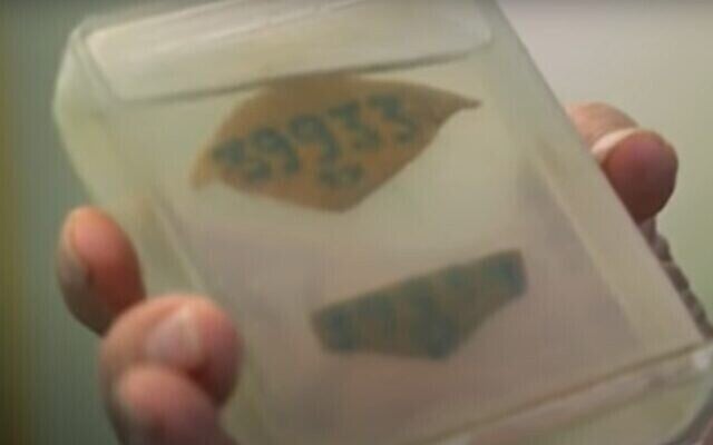 Kitty Hart-Moxon montre des tatouages d'Auschwitz, le sien et celui de sa mère, pour le documentaire de la BBC « The Holocaust : A Story of Remembrance ». (Capture d'écran) Kitty Hart-Moxon montre des tatouages d'Auschwitz, le sien et celui de sa mère, pour le documentaire de la BBC « The Holocaust : A Story of Remembrance ». (Capture d'écran)