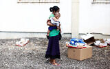 Une Israélienne devant un centre de distribution pour les personnes dans le besoin à Lod, le 11 septembre 2012. Yonatan Sindel/Flash90)
