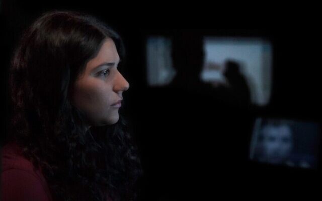 Maia Levy regarde des images du conflit israélo-palestinien dans le documentaire "The Viewing Booth". (Avec l'aimable autorisation d'Atzmor Productions/ via JTA)