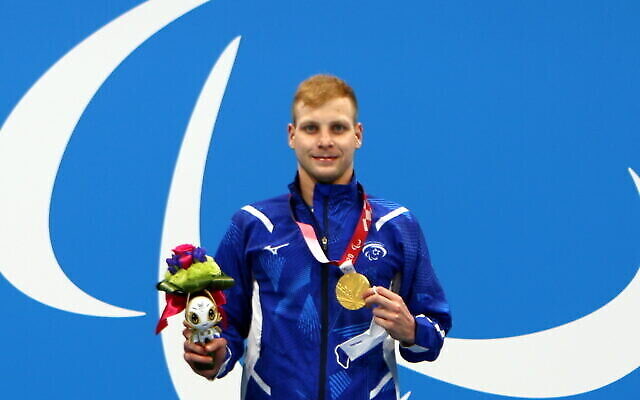 Le nageur israélien Mark Malyar pose avec sa médaille d'or du 400 m nage libre aux Jeux paralympiques de Tokyo, le 29 août 2021. (Keren Isaacson/Comité paralympique israélien) Le nageur israélien Mark Malyar pose avec sa médaille d'or du 400 m nage libre aux Jeux paralympiques de Tokyo, le 29 août 2021. (Keren Isaacson/Comité paralympique israélien)