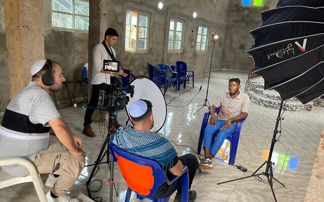 Les cinéastes israéliens Rudy Rochman (assis) et Noam Liebman (debout) interrogent un jeune juif Igbo (autorisation)