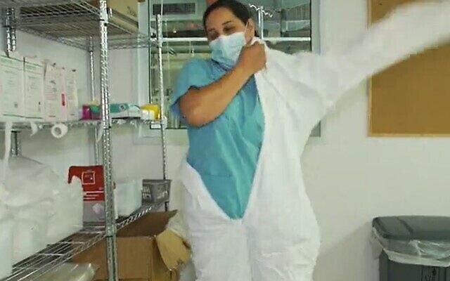 L'infirmière Maysoon Makladeh se prépare à prendre son service dans l’aile du coronavirus de l’hôpital Beilinson de Petah Tikva. (Capture d'écran : La Douzième chaîne)