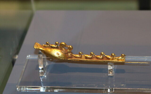 Une broche italienne de 2 600 ans représentant une famille de canards attaquée par un prédateur, exposée au Musée des Terres de la Bible dans le cadre de l'exposition "Early Birds". (Shmuel Bar-Am)