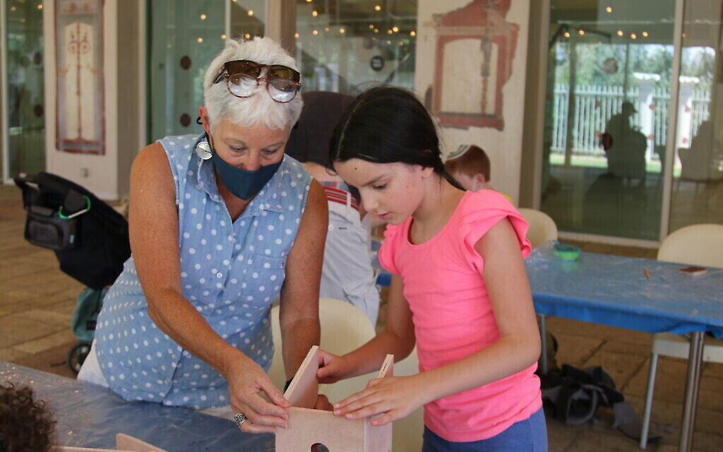 Les enfants peuvent participer à une variété de projets interactifs à l'exposition "Early Birds" du Bible Lands Museum. (Shmuel Bar-Am)