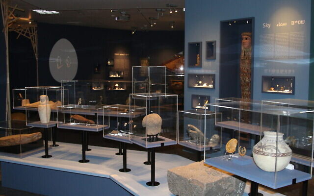 La section "ciel" de l'exposition "Early Birds" du Musée des Terres de la Bible. (Shmuel Bar-Am)


Poids antique d'Iran à l'exposition "Early Birds" du Musée des Terres de la Bible. (Shmuel Bar-Am)