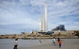 La centrale électrique Orot Rabin depuis le parc Nahal Hadera, à Hadera, en Israël, le 25 novembre 2017. (Crédit : Gili Yaari/Flash90)