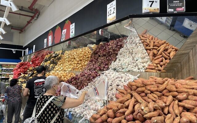 Des Israéliens achètent des légumes dans un magasin Osher Ad à Jérusalem, le 12 août 2021. (Crédit :  Sue Surkes/Times of Israel)