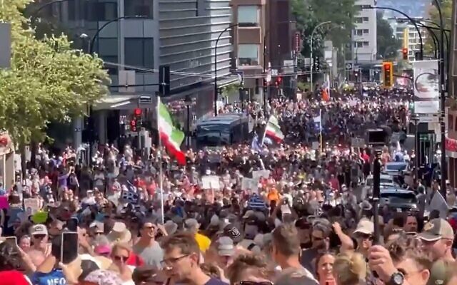 Des milliers de personnes protestent contre les passeports vaccinaux à Montréal, Canada, le 15 août 2021. (Capture d'écran : Twitter)
