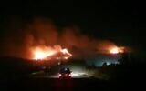 Des incendies  sur la crête de Ramim près de Kiryat Shmona, à la frontière israélo-libanaise, en fin de journée le 4 août 2021. (capture d'écran : Twitter)