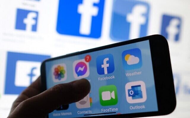 Cette photo d'archive montre le logo de l'application Facebook sur un smartphone à Los Angeles, le 1er mars 2021. (Chris Delmas/AFP) Cette photo d'archive montre le logo de l'application Facebook sur un smartphone à Los Angeles, le 1er mars 2021. (Chris Delmas/AFP)