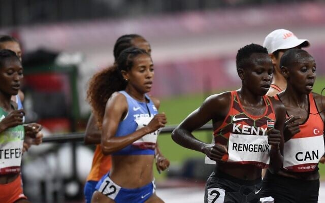 La coureuse israélienne Selamawit Teferi participe à la finale du 5000 m féminin aux Jeux olympiques de Tokyo 2020, le 2 août 2021. (Amit Shisel/Comité olympique israélien)