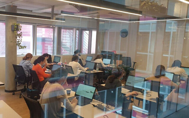 Des jeunes femmes ultra-orthodoxes faisant partie du programme Adva qui vise à leur donner des compétences pour le secteur de la haute technologie. (Autorisation)
