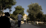Des juifs religieux sur le mont du Temple dans la Vieille Ville de Jérusalem, le 2 août 2021. (Crédit : AP Photo/Maya Alleruzzo)
