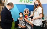 Le Premier ministre Naftali Bennett (à gauche) à l'ouverture d'un centre de vaccination à Jérusalem, le 4 août 2021 (Haim Zach / GPO).