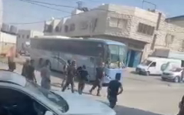 illustration. Un bus de soldats israéliens à Hébron, en Cisjordanie, le 1er août 2021. (Capture d'écran) illustration. Un bus de soldats israéliens à Hébron, en Cisjordanie, le 1er août 2021. (Capture d'écran)