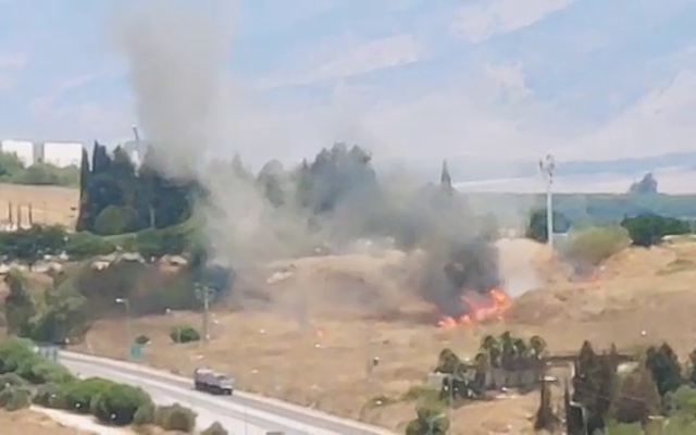 Un incendie déclenché par une roquette qui a atterri dans un champ à proximité de Kiryat Shmona, dans le nord du pays, le 4 août 2021. (Capture d'écran) Un incendie déclenché par une roquette qui a atterri dans un champ à proximité de Kiryat Shmona, dans le nord du pays, le 4 août 2021. (Capture d'écran)