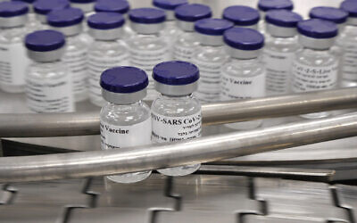 Des flacons de vaccin israélien potentiels contre le coronavirus sur une ligne d'assemblage, une photographie rendue publique par l'Institut israélien de la recherche biologique, le 25 octobre 2020. (Crédit : Ministère de la Défense)
