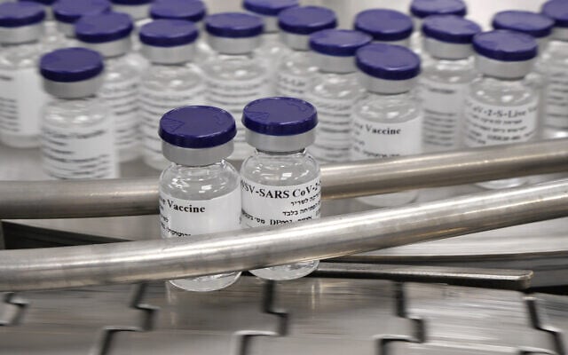 Des flacons de vaccin israélien potentiels contre le coronavirus sur une ligne d'assemblage, une photographie rendue publique par l'Institut israélien de la recherche biologique, le 25 octobre 2020. (Crédit : Ministère de la Défense) Des flacons de vaccin israélien potentiels contre le coronavirus sur une ligne d'assemblage, une photographie rendue publique par l'Institut israélien de la recherche biologique, le 25 octobre 2020. (Crédit : Ministère de la Défense)