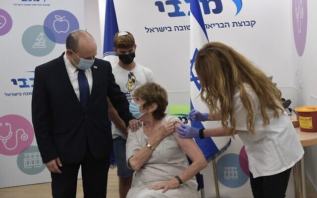 Le Premier ministre Naftali Bennett accompagne sa mère, Myrna, se faire administrer un rappel contre la COVID-19, le 3 août 2021. (Crédit : Kobi Gideon/GPO) Le Premier ministre Naftali Bennett accompagne sa mère, Myrna, se faire administrer un rappel contre la COVID-19, le 3 août 2021. (Crédit : Kobi Gideon/GPO)