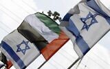 Les drapeaux israélien et émirati flottent au dessus de la ville côtière de Netanya, le 16 avril 2020. (Crédit : Jack Guez/AFP)